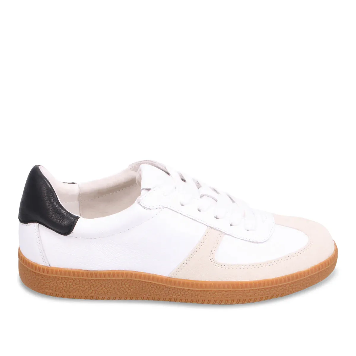 Dari - White/Black running in a bascule bridge area shoes