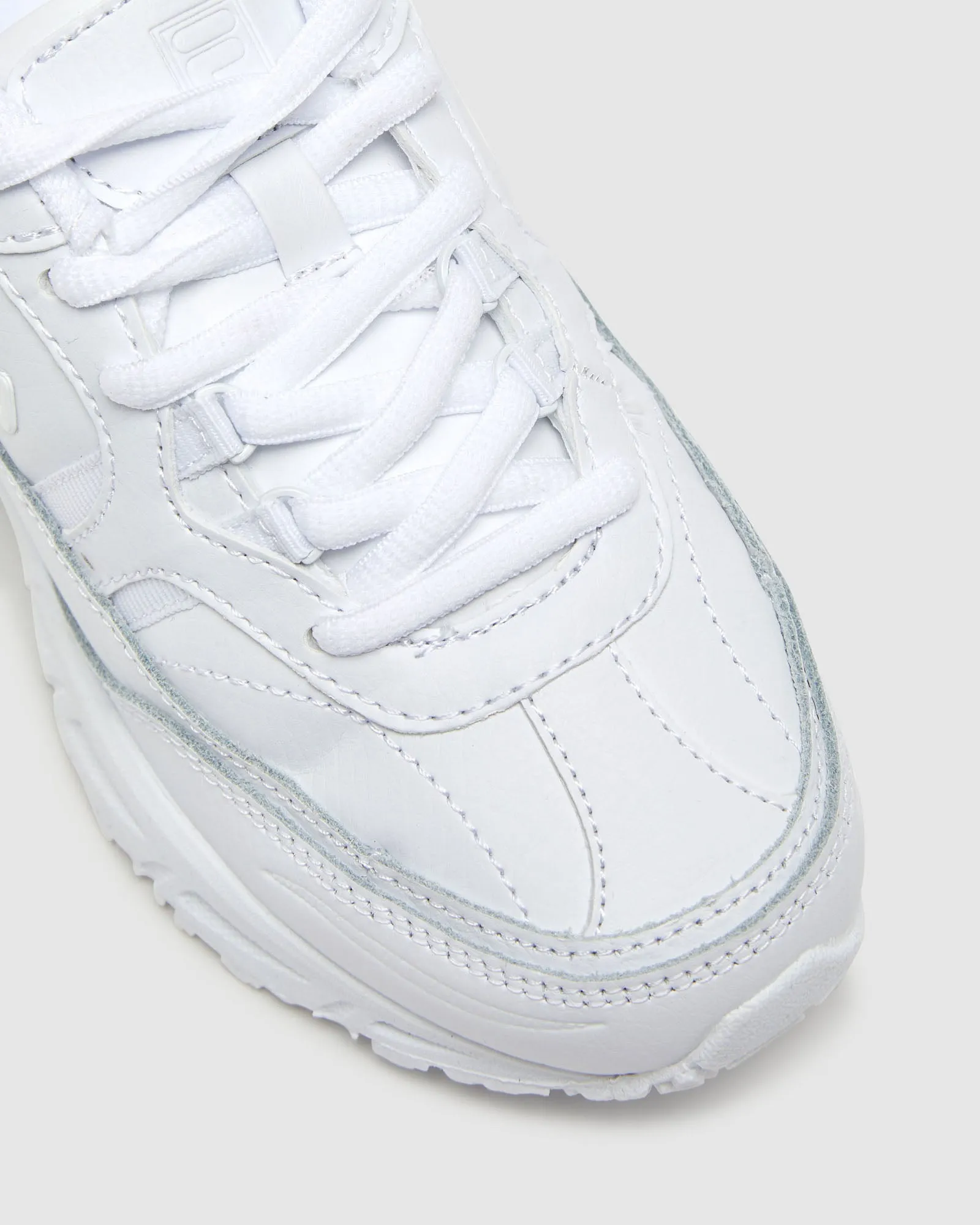 Kid's Fila Graduate running on soft surface