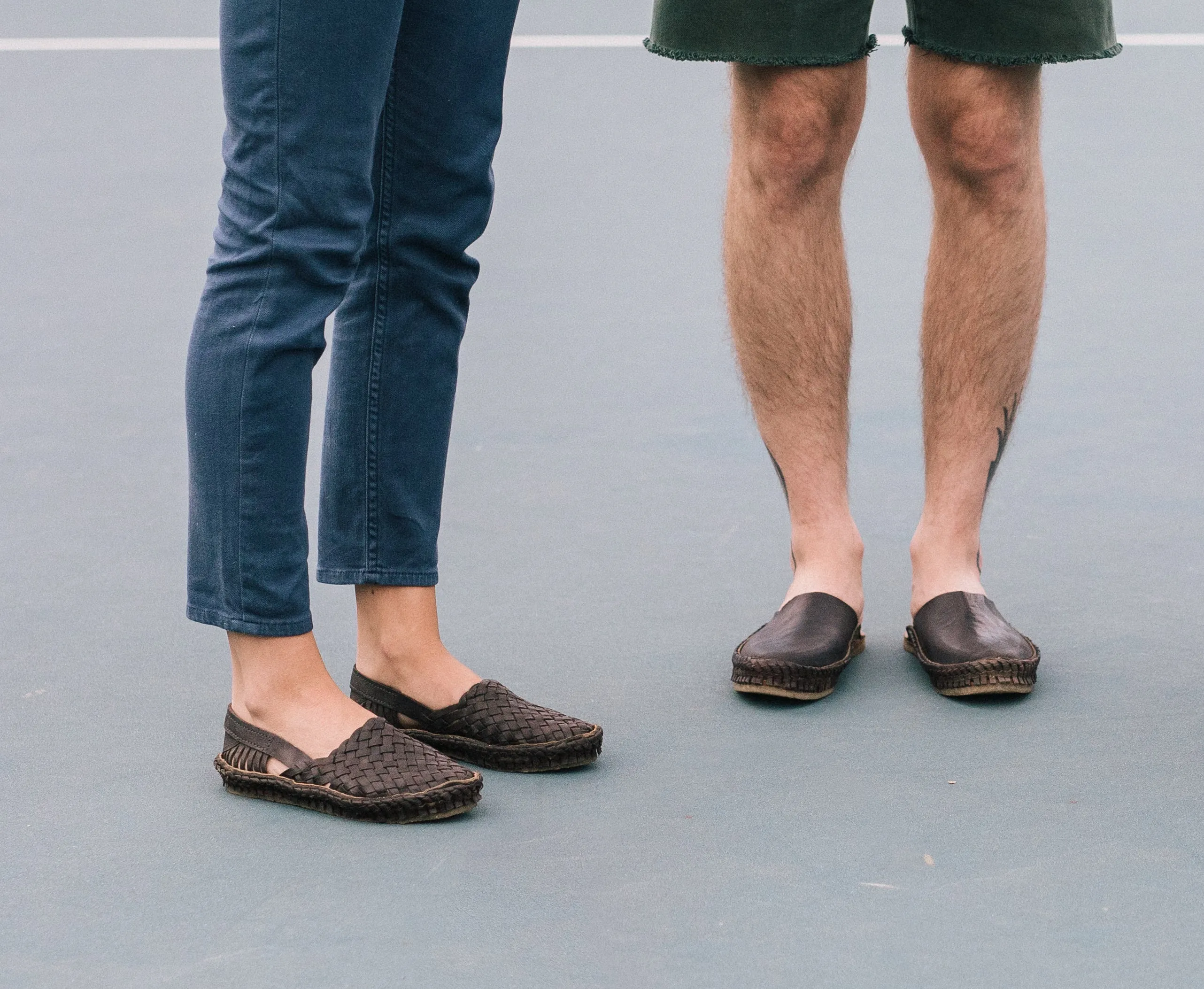 Coast Glow Woven Flat in Charcoal