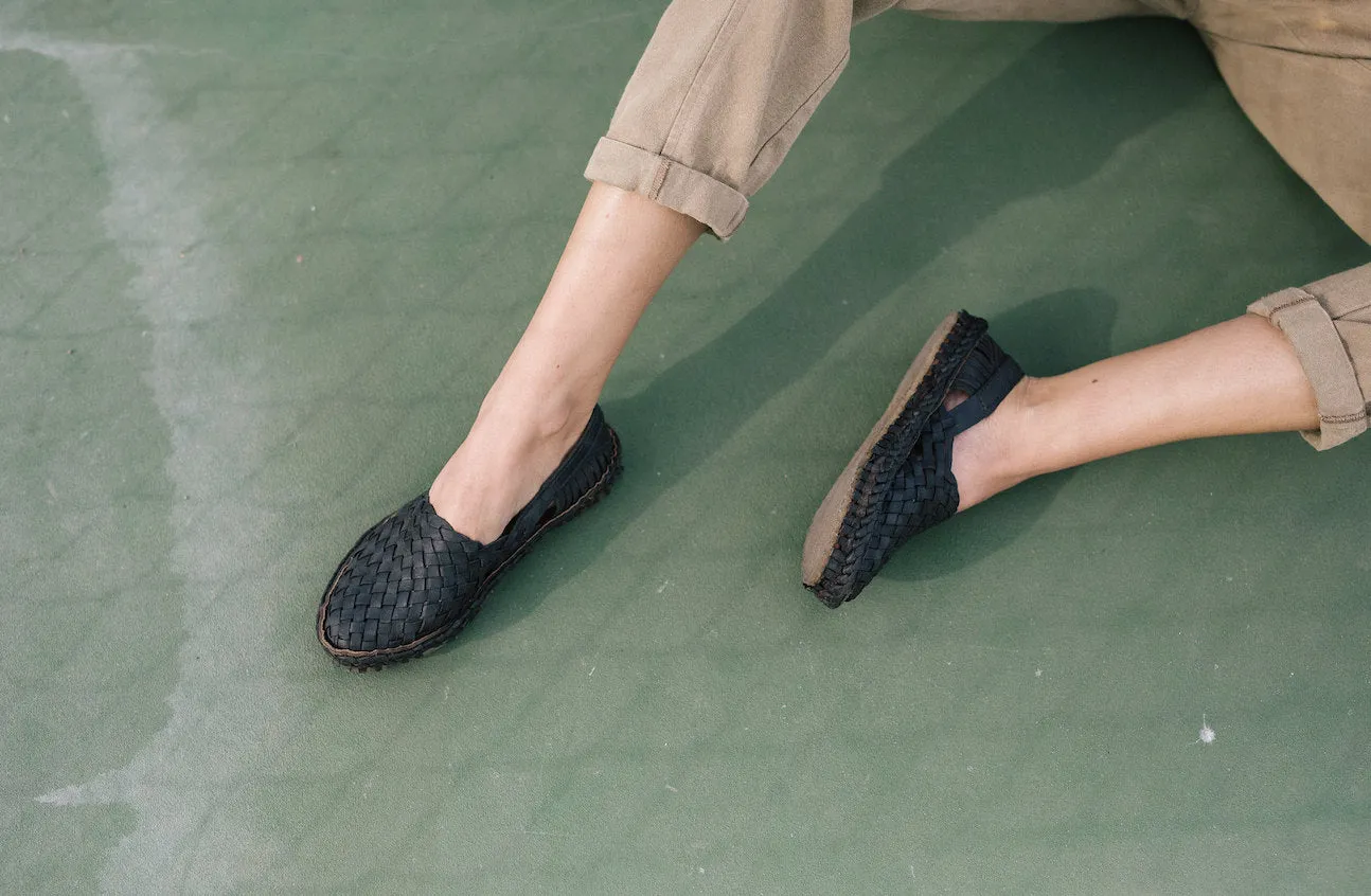 Woven Flat in Charcoal Anti Odor Camp Glow