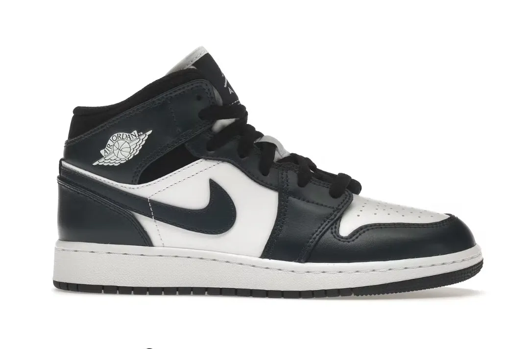 Camera Look Jordan 1 Mid Armory Navy (GS)